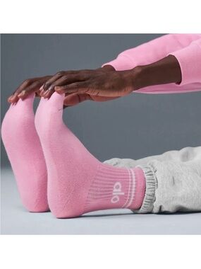 Alo Yoga Half Crew Socks Sweet Pink W/White Logo Unisex Sz Medium NWT SOLD OUT